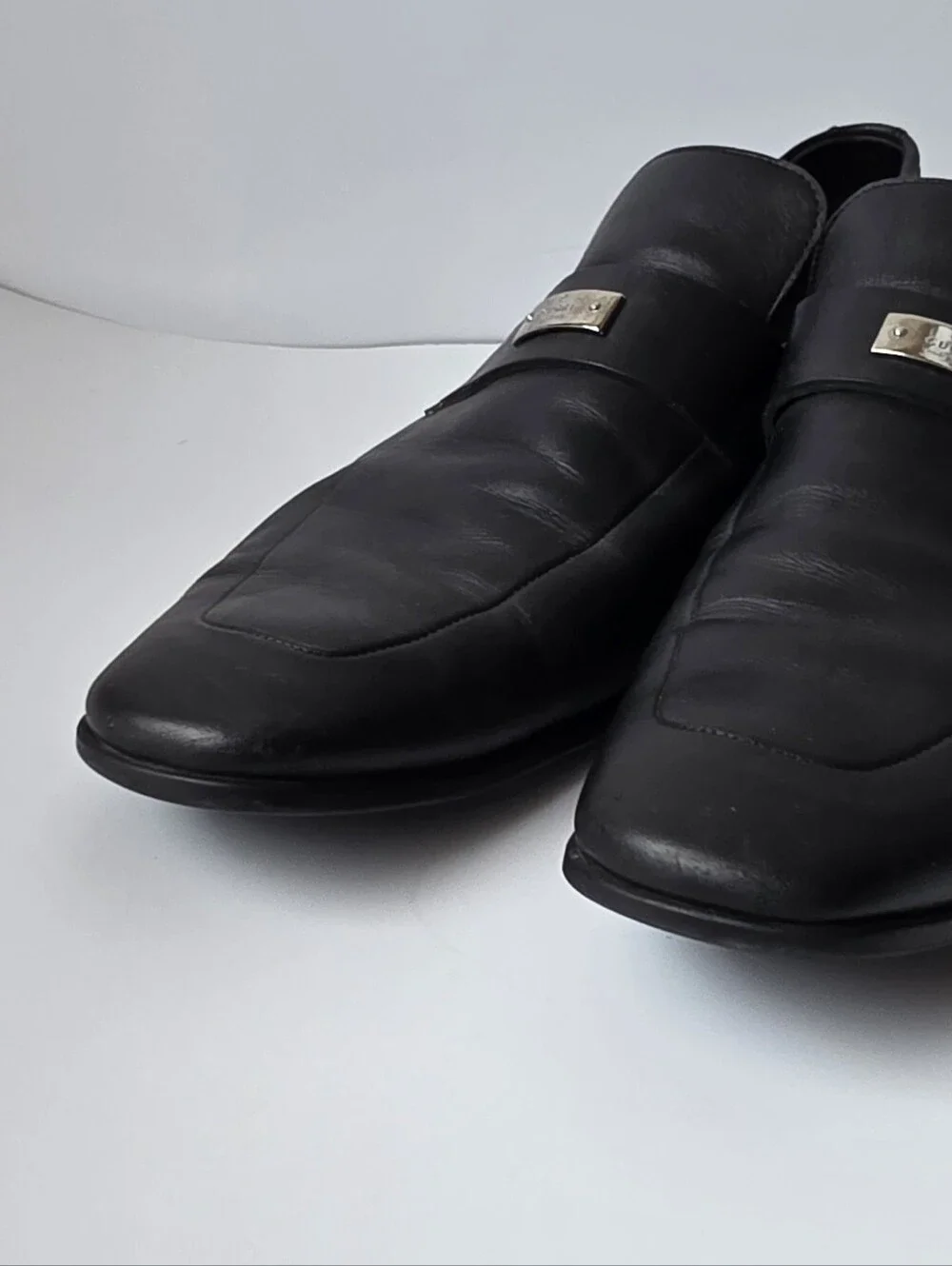 Gucci Black Leather Men’s Slip-On Dress Shoes with Silver Accent